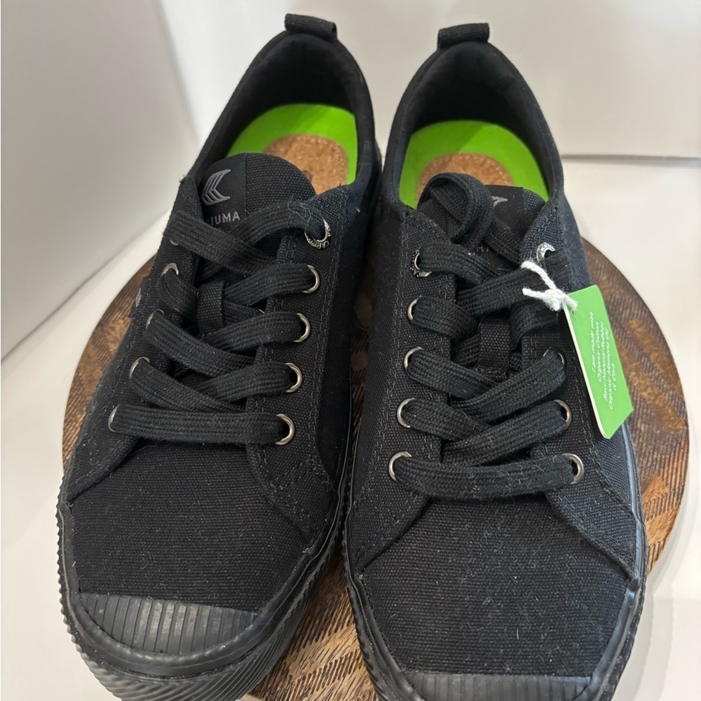 Carium black 
 women’s/mens 8.5/7 Black Low-Top Sneakers Brand New no box